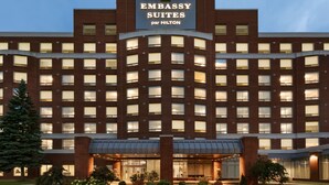 Un immeuble à plusieurs étages, sur lequel on peut lire, en haut, l’inscription « Embassy Suites by Hilton ».