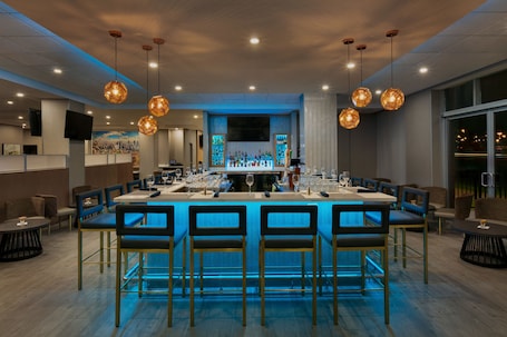 Bar (en la propiedad). Embassy Suites by Hilton Montreal Airport