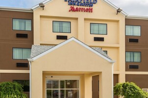 Un hotel Fairfield Inn & Suites Marriott con fachada color beige, múltiples ventanas y entrada central.