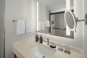 Premium bedding, in-room safe, desk, blackout curtains - Sheraton Suites Fort Lauderdale at Cypress Creek (Fort Lauderdale)