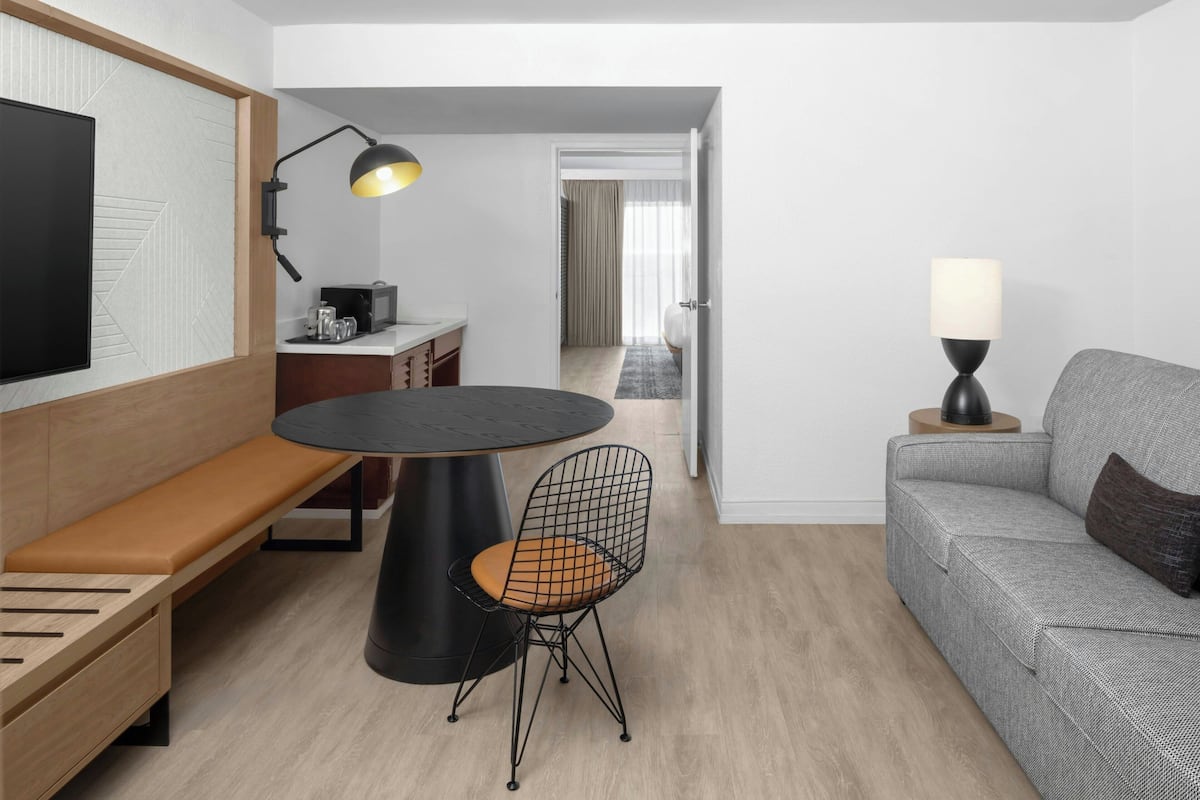 55-tommers LCD-tv med satellitkanaler, tv, Netflix