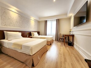 Deluxe Room | Minibar, in-room safe, desk, laptop workspace