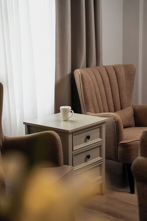Une chambre avec un lit, une table de chevet et une chaise.