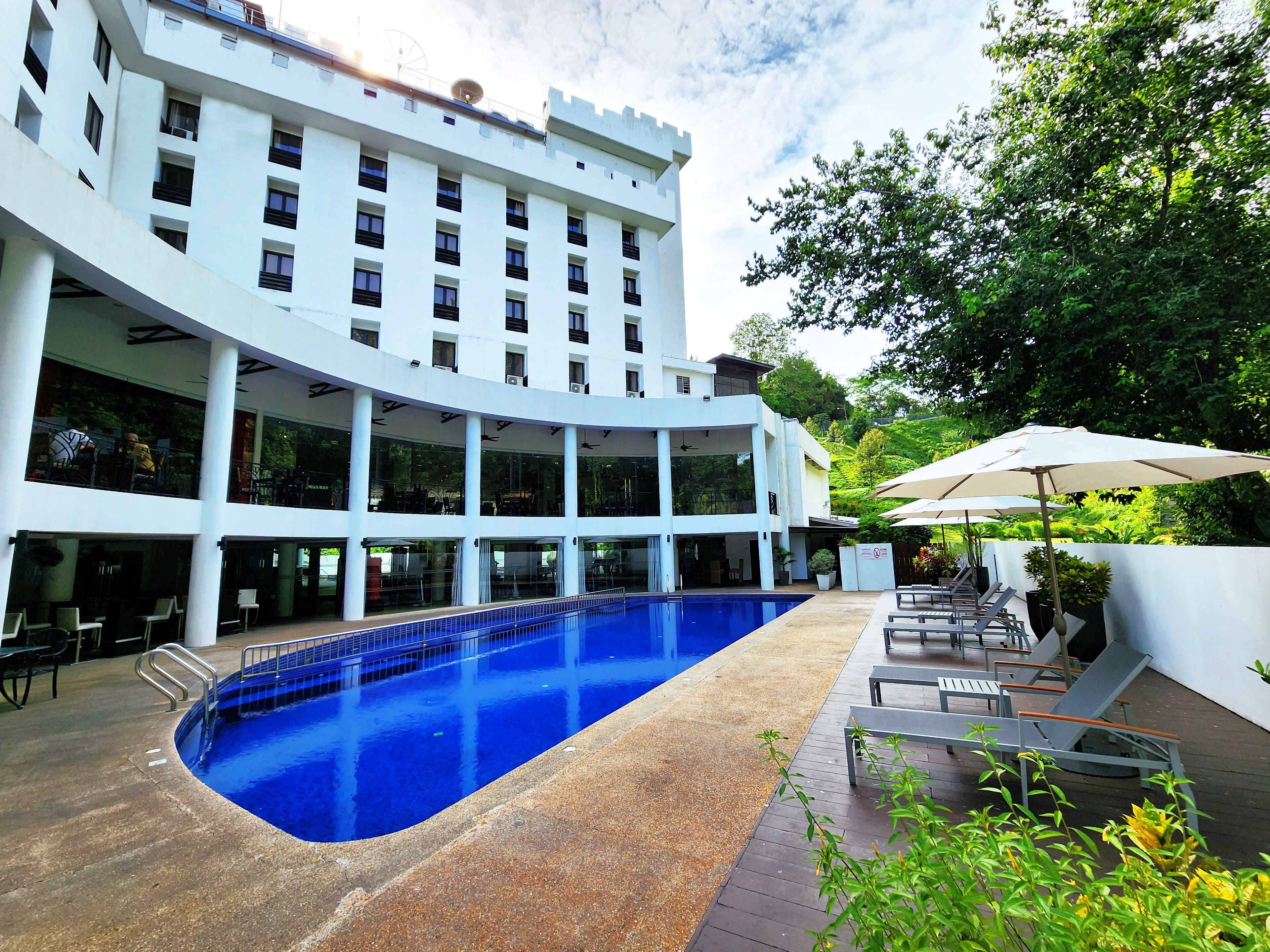 Piscina all'aperto, lettini