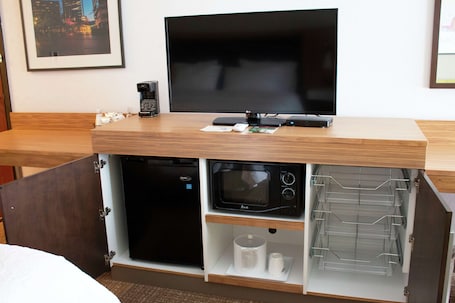 Room, 1 King Bed with Sofa bed, Non Smoking | Premium bedding, desk, laptop workspace, blackout drapes. Hampton Inn Boise - Airport