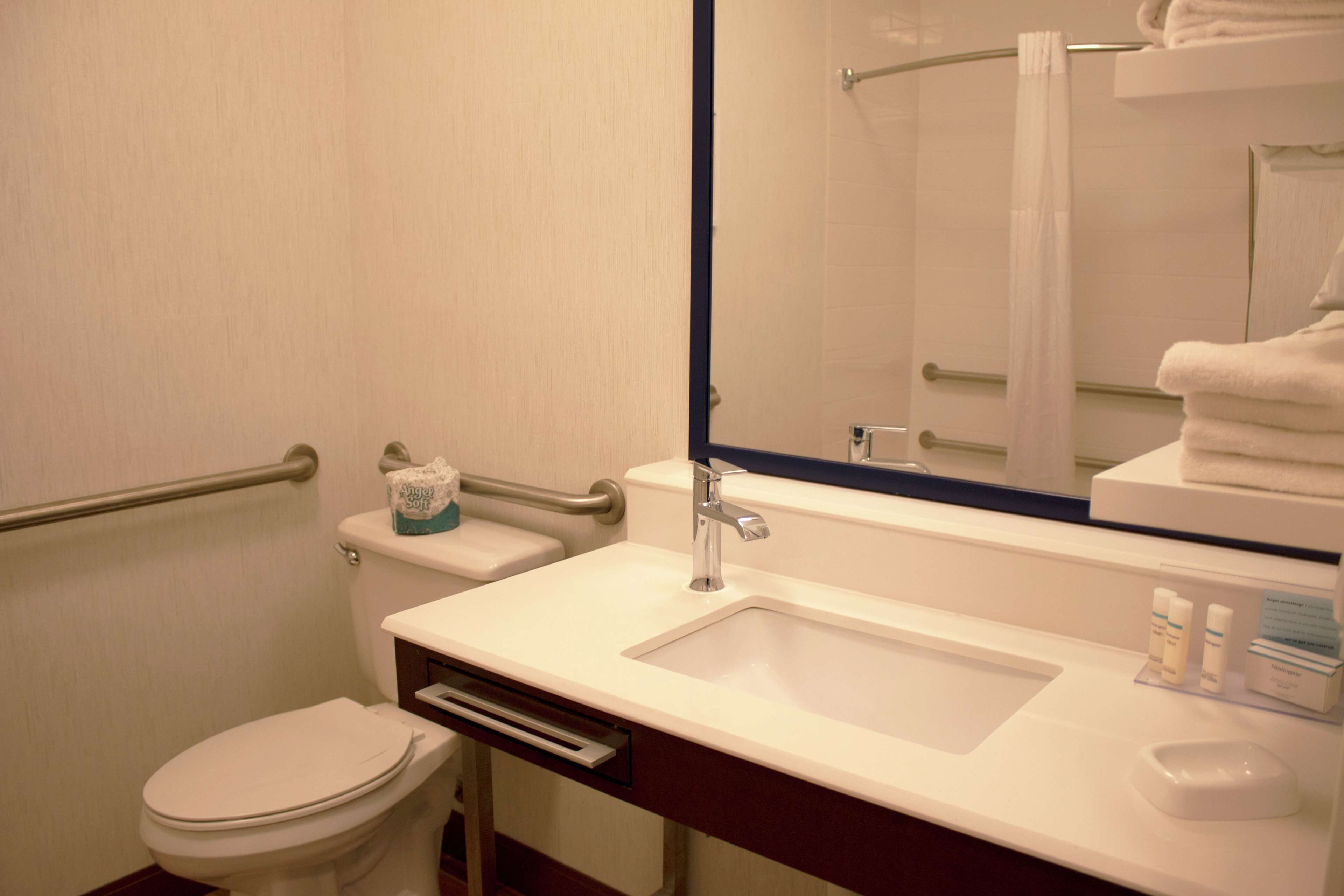 hydromassage showerhead, free toiletries, hair dryer, towels