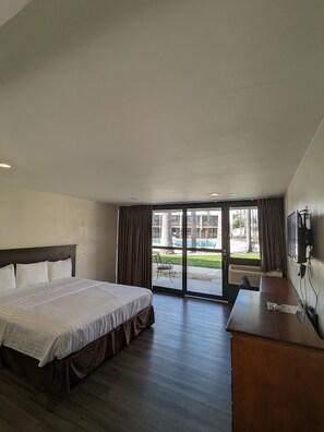 Standard Room, 1 King Bed, Non Smoking | Individually furnished, desk, iron/ironing board, free WiFi