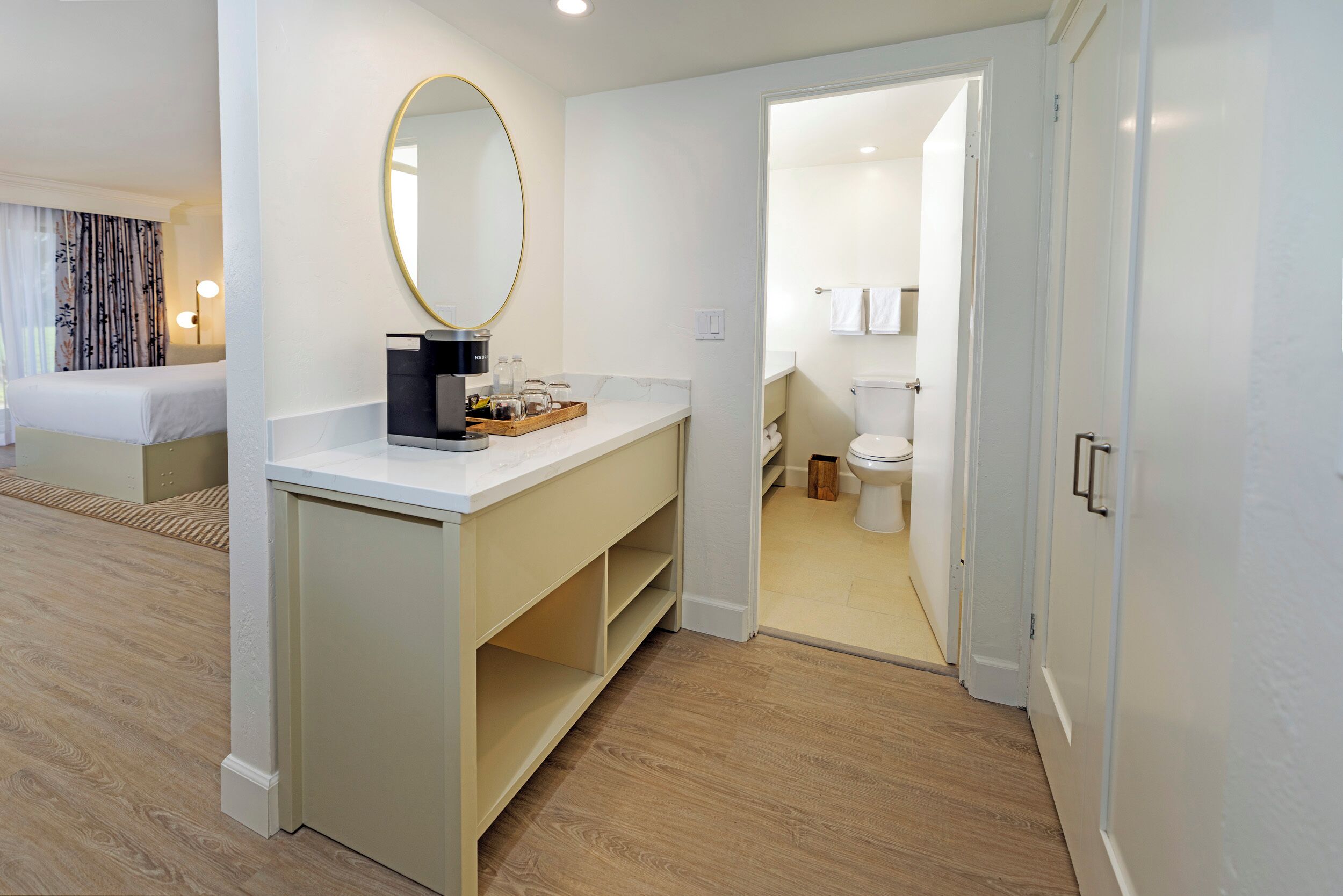 Un baño moderno con inodoro, lavamanos y zona de ducha.