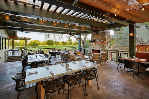 Breakfast, lunch, dinner served; golf course views 