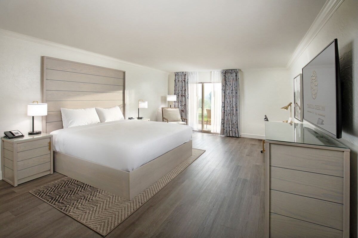 Deluxe Room, 1 King Bed | 1 bedroom, premium bedding, pillowtop beds, blackout drapes