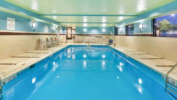 Una piscina cubierta, cabañas de piscina gratuitas