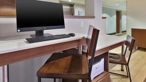 Un escritorio moderno con una computadora, teclado y ratón.