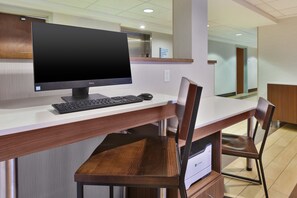Una scrivania moderna con un computer, tastiera e mouse.