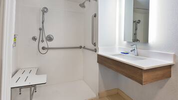 Habitación estándar, 1 cama de matrimonio grande (Comm, Roll-In Shower) | Baño | Artículos de higiene personal gratuitos, secador de pelo y toallas