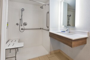 Quarto standard, 1 cama King, acessível (Comm, Roll-In Shower) | Banheiro | Produtos de toalete grátis, secador de cabelo, toalhas de banho