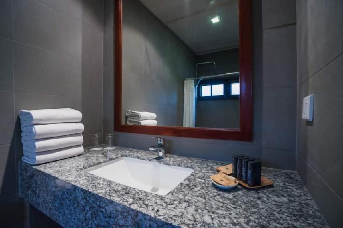 Bad | Dusj, toalettartikler (inkludert), hårføner og badekåper