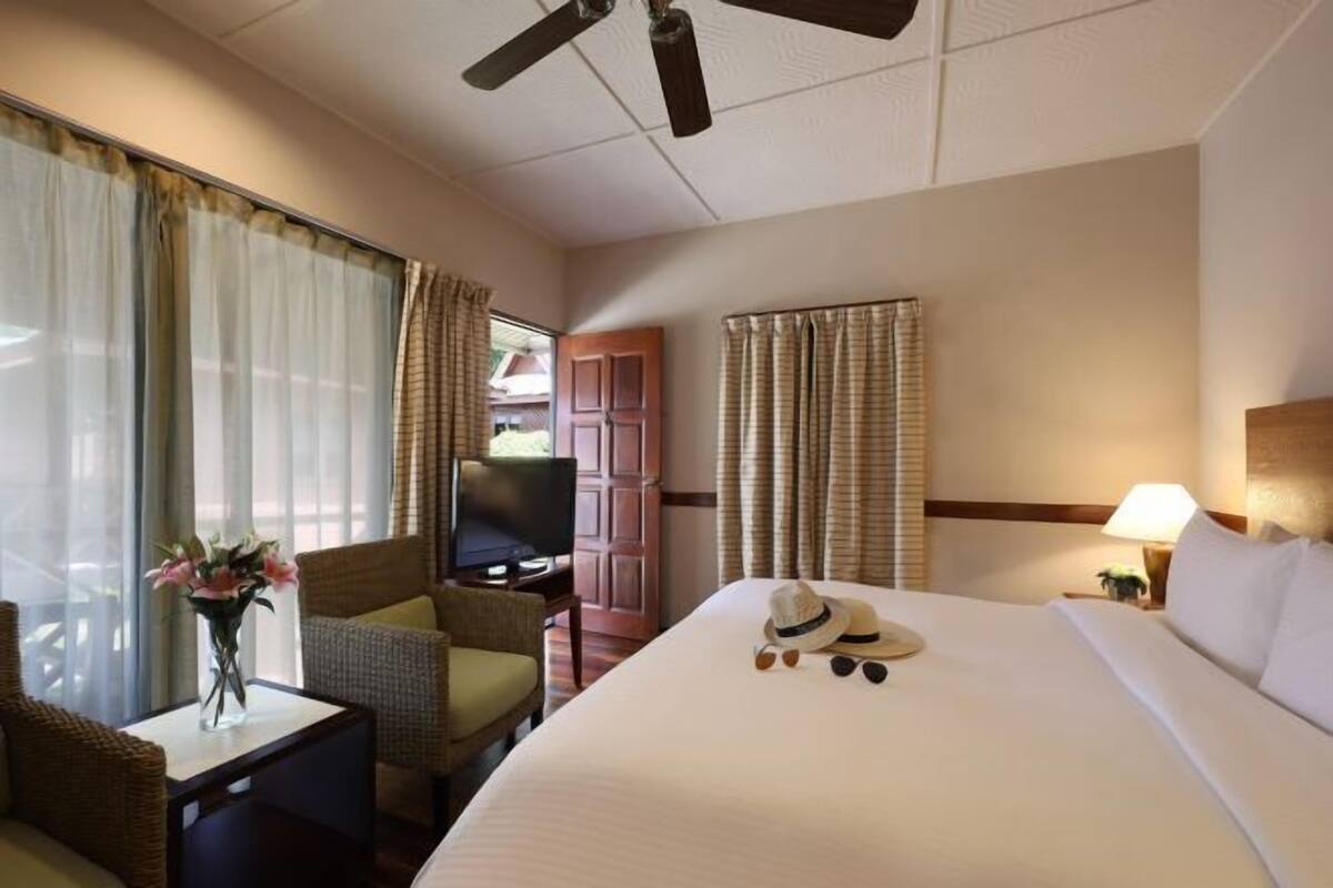 Minibar, in-room safe, desk, iron/ironing board