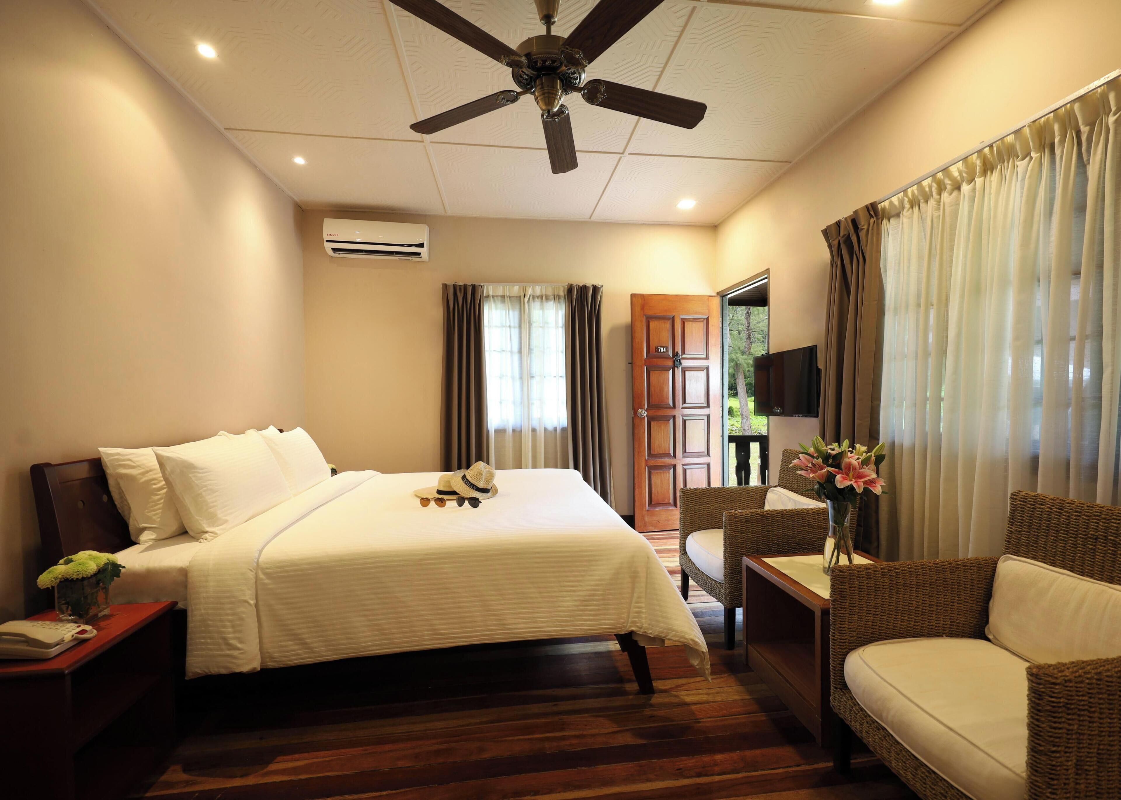 Garden Chalet | ミニバー、セーフティボックス (室内)、デスク、アイロン / アイロン台