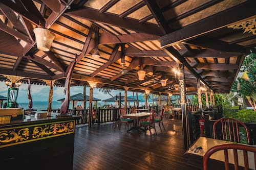 2 restaurants; s'hi serveixen esmorzars, dinars i sopars