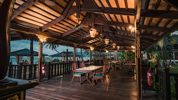 2 restaurants, breakfast, lunch, dinner served; Thai cuisine