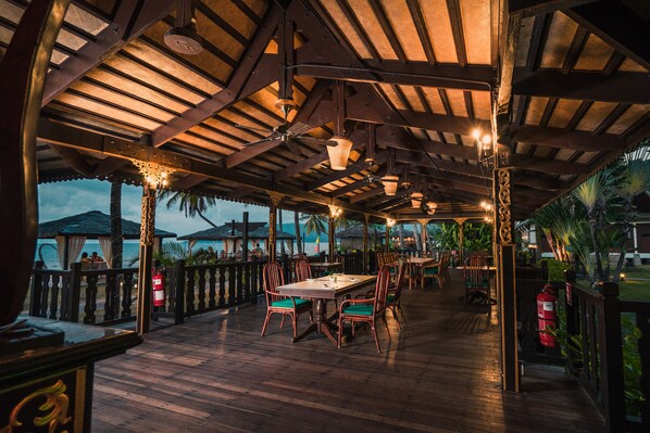 2 restaurants, breakfast, lunch, dinner served; Thai cuisine 