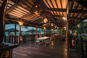 2 restaurants, breakfast, lunch, dinner served; Thai cuisine