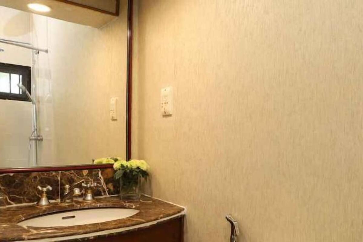 Badezimmer | Dusche, kostenlose Toilettenartikel, Haartrockner, Bademäntel