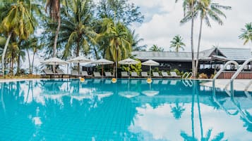 Kolam renang terbuka, kerusi lepak pantai 