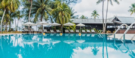 Outdoor pool, pool loungers