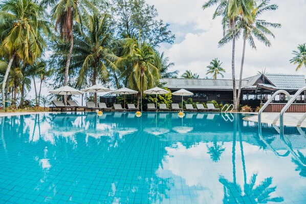 Outdoor pool, pool loungers