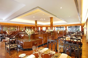 2 restaurants, breakfast, lunch, dinner served; Thai cuisine