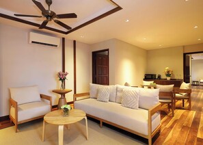 Beachfront Suite | Living area - Berjaya Tioman Resort (Tioman Island)