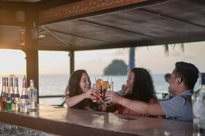 2 Bars/Lounges, Poolbar