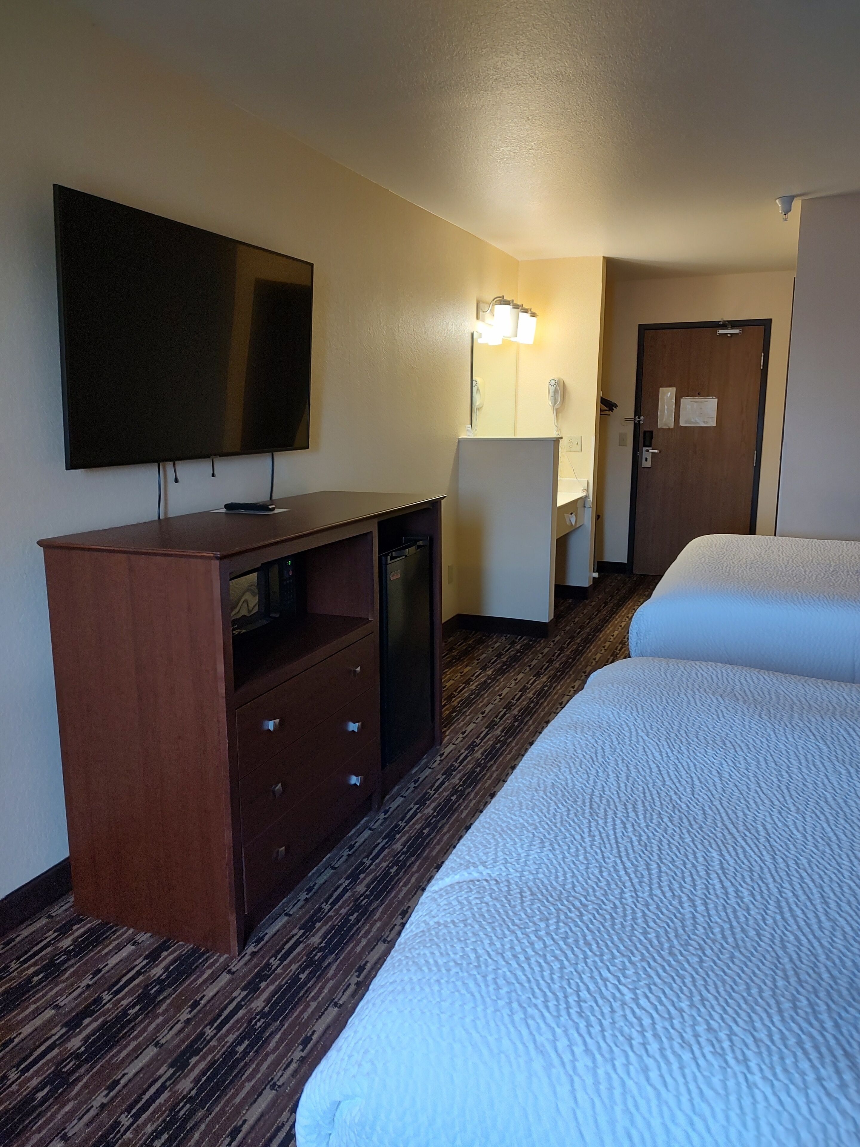 room, 2 queen beds, non smoking | television