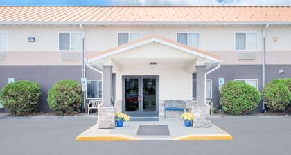 Days Inn & Suites by Wyndham Fargo 19th Ave/Airport Dome