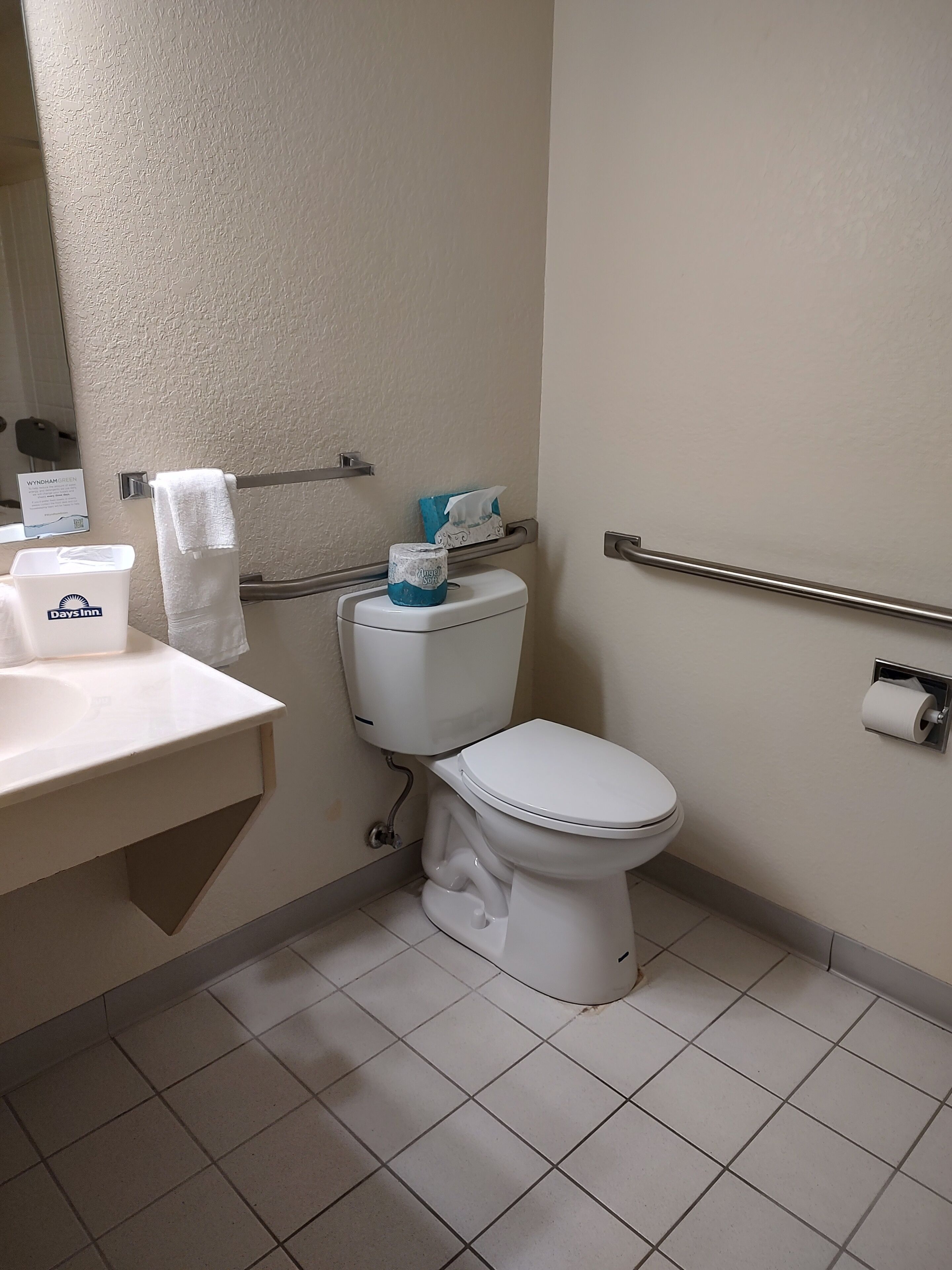 standard room, 1 queen bed, accessible | bathroom | combined shower/bathtub, free toiletries, hair dryer, towels