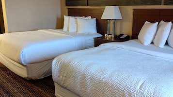 Habitación, 2 camas Queen size, para no fumadores | Edredón, camas con pillow-top, decoración personalizada y escritorio