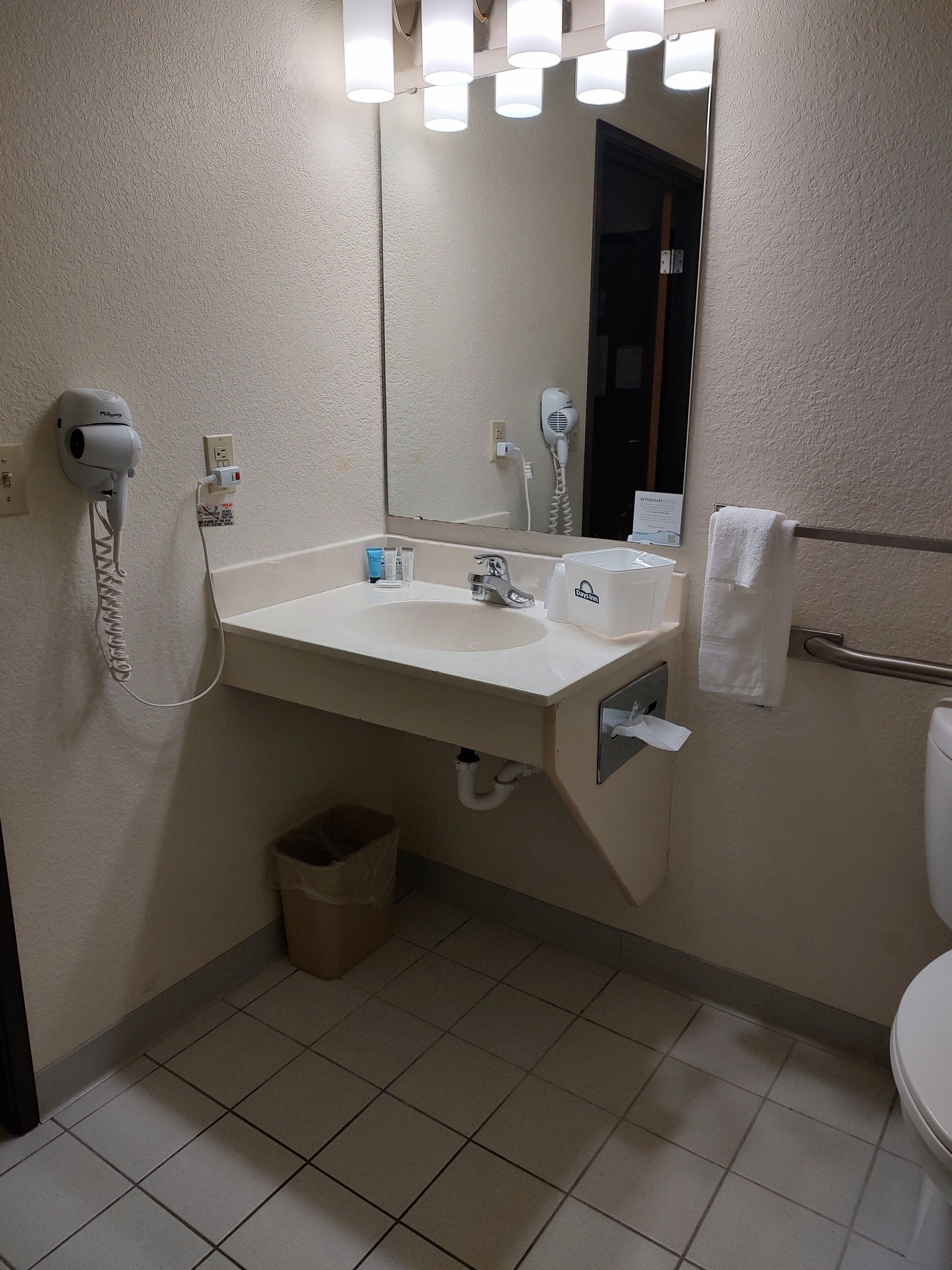 standard room, 1 queen bed, accessible | bathroom | combined shower/bathtub, free toiletries, hair dryer, towels