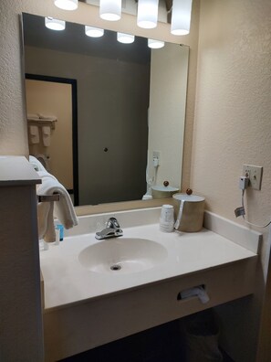 Combined shower/tub, free toiletries, hair dryer, towels