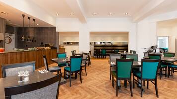Frukostbuffé varje dag (GBP 15.99 per person)
