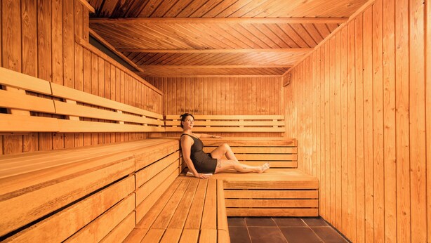 A sauna with wooden benches and a tiled floor. - Holiday Inn Darlington - A1 Scotch Corner by IHG (Richmond)