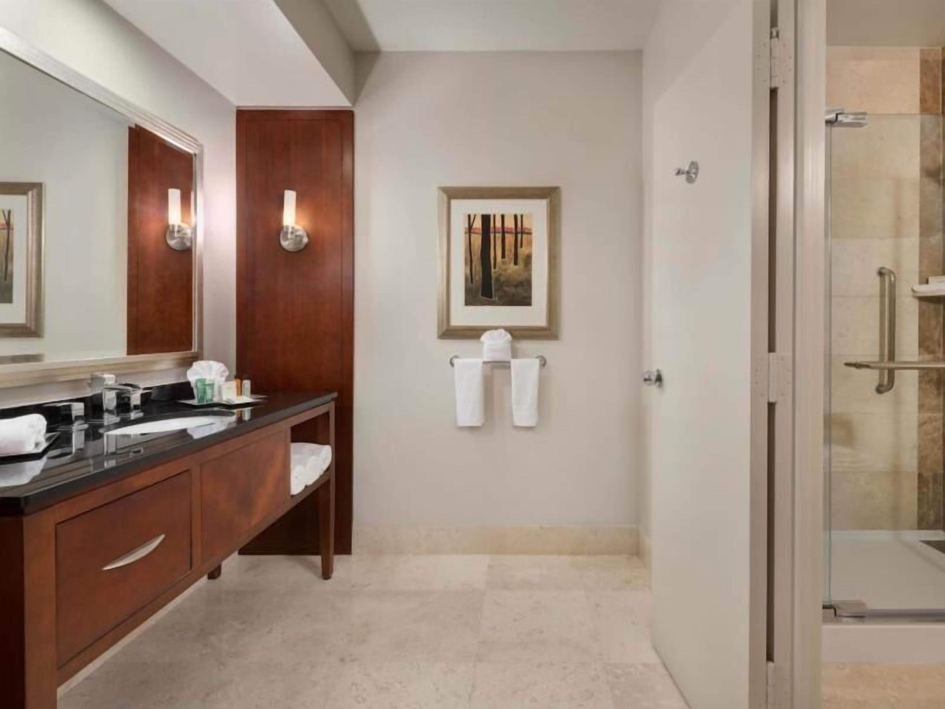 Bathroom | Combined shower/tub, designer toiletries, hair dryer, towels
