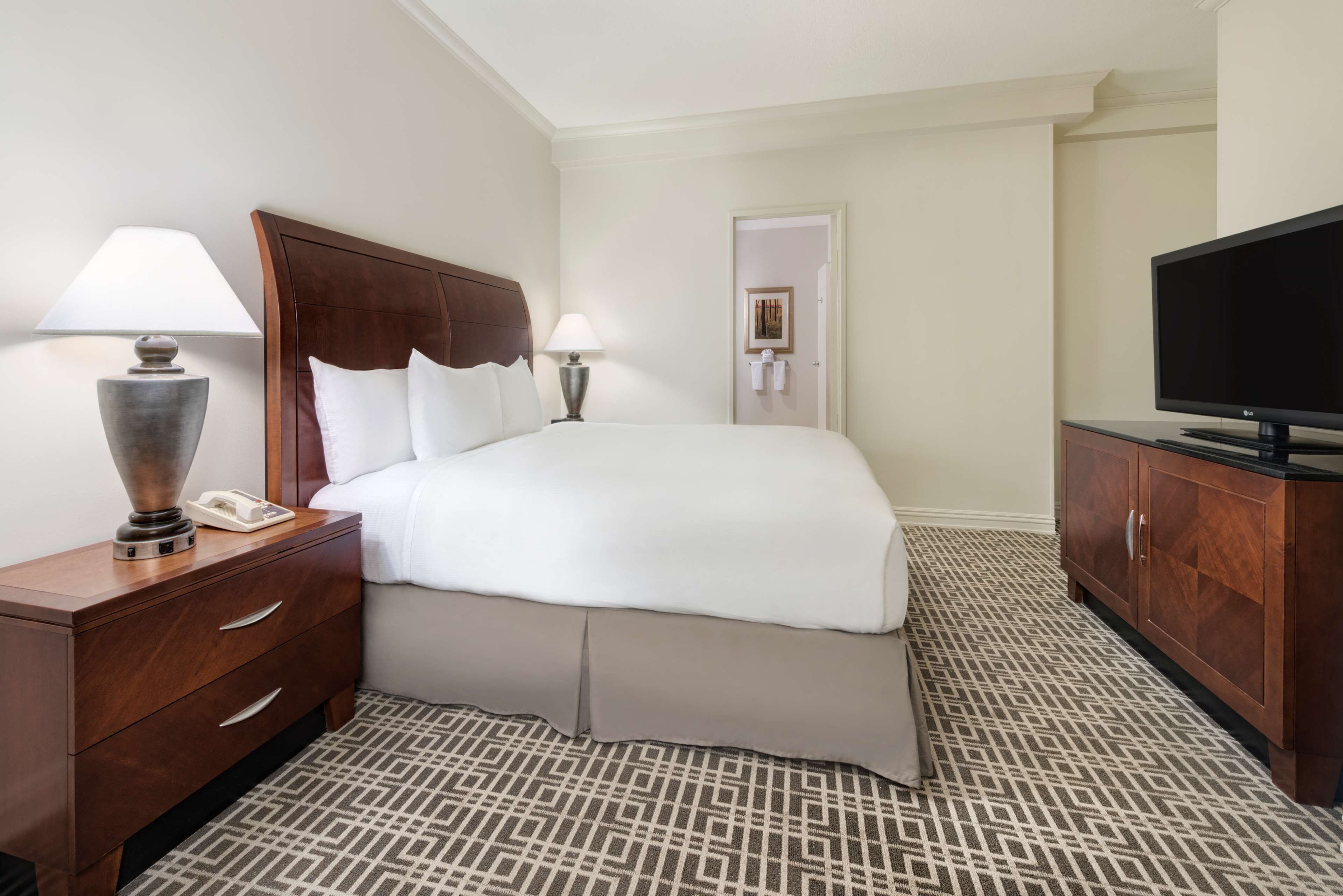Hypo-allergenic bedding, in-room safe, desk, free cribs/infant beds