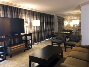 Presidential-Suite, 2 Schlafzimmer | Wohnbereich | LED-Fernseher