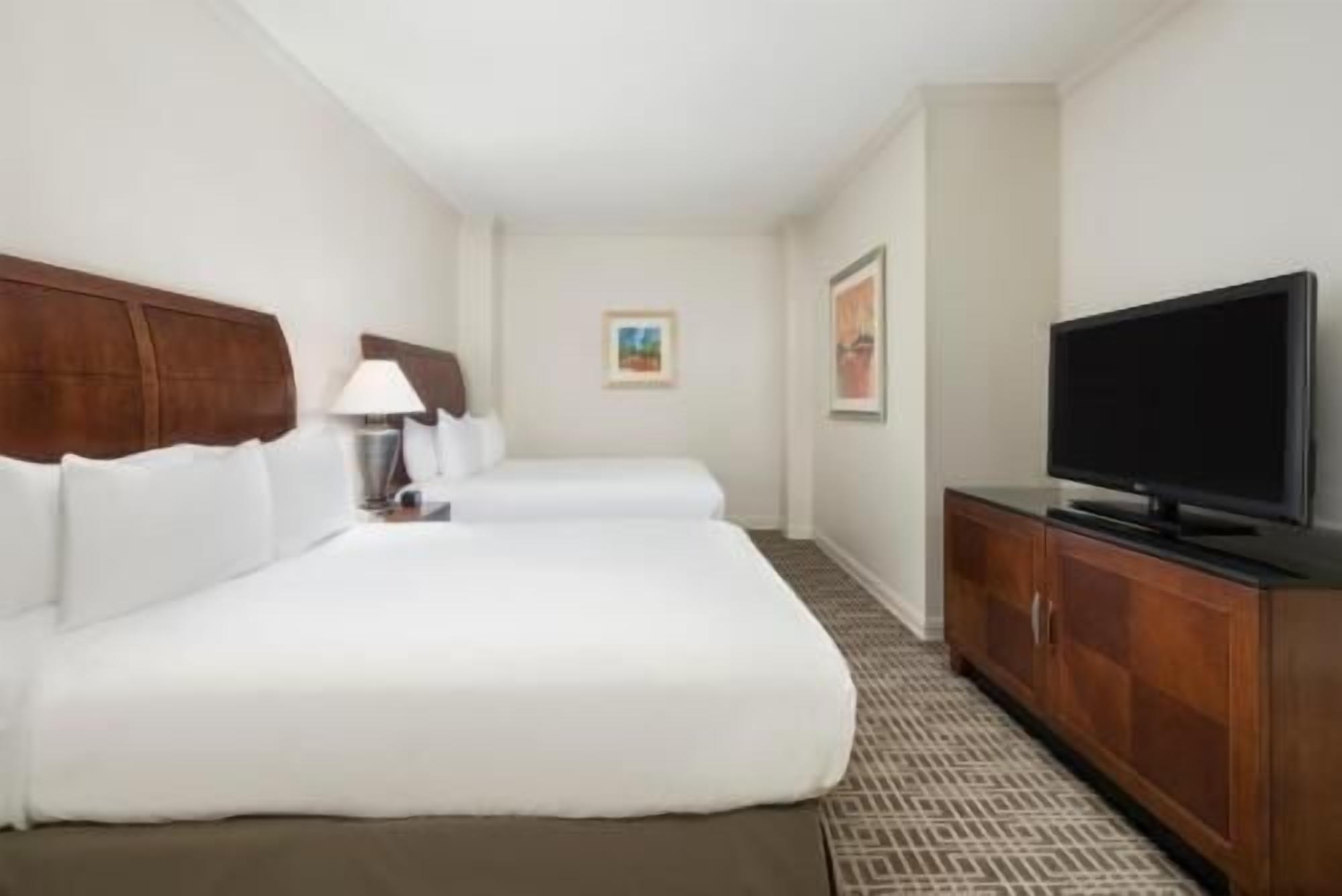 Hypo-allergenic bedding, in-room safe, desk, free cribs/infant beds