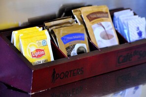 Een douche, gratis toiletartikelen, een haardroger, handdoeken