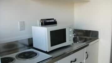 Refrigerador, microondas, placa de cocina, cafetera/tetera