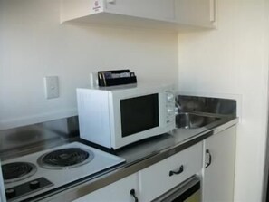 Fridge, microwave, stovetop, coffee/tea maker - Braemar Motor Inn (New Plymouth)