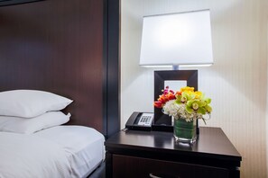 In-room safe, blackout drapes, iron/ironing board - DoubleTree by Hilton Chicago - Alsip (Alsip)