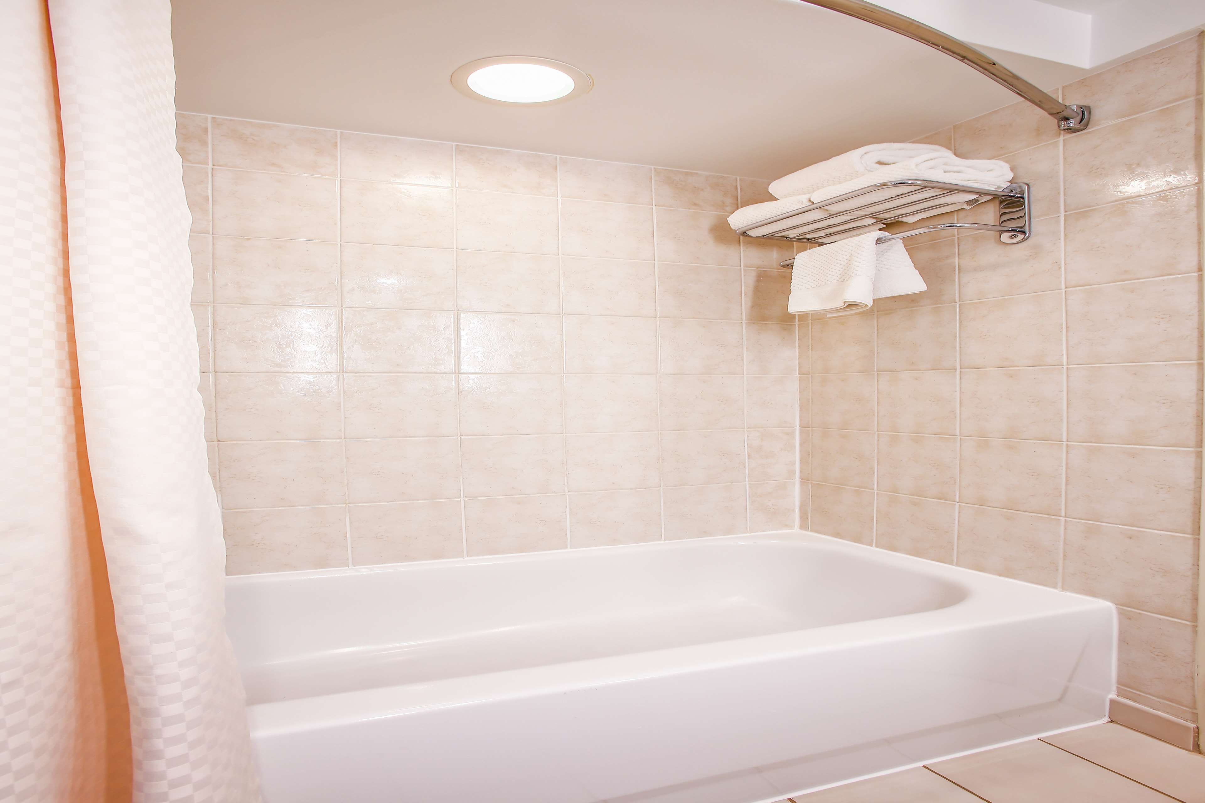 standard room | bathroom | free toiletries, hair dryer, towels